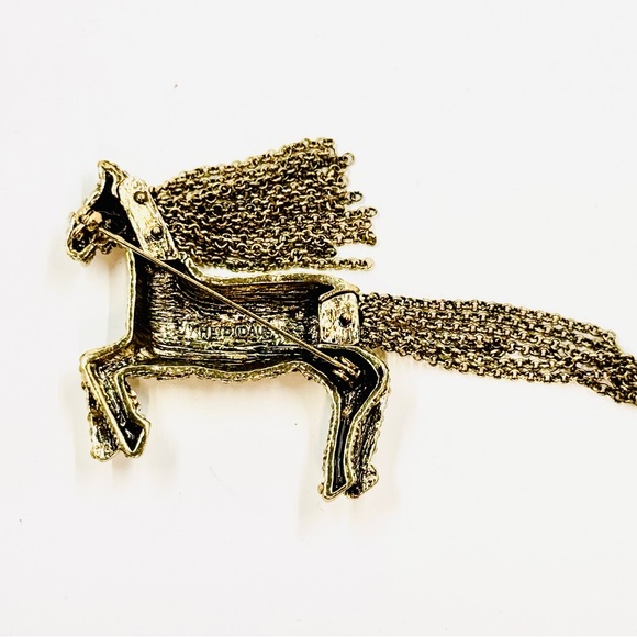 Heidi Daus Tally Ho Swarovski Crystal Horse W/Chain Main Tail Brooch 2”X2” NWOT - Picture 4 of 4